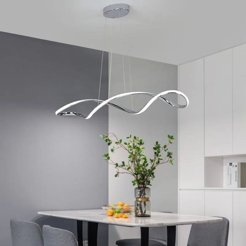 Lustre aluminium poli au style minimaliste contemporain.