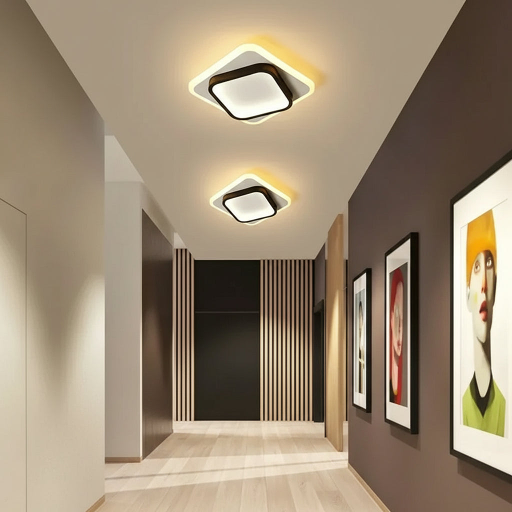 Plafonnier carre LED minimaliste pour petite piece.