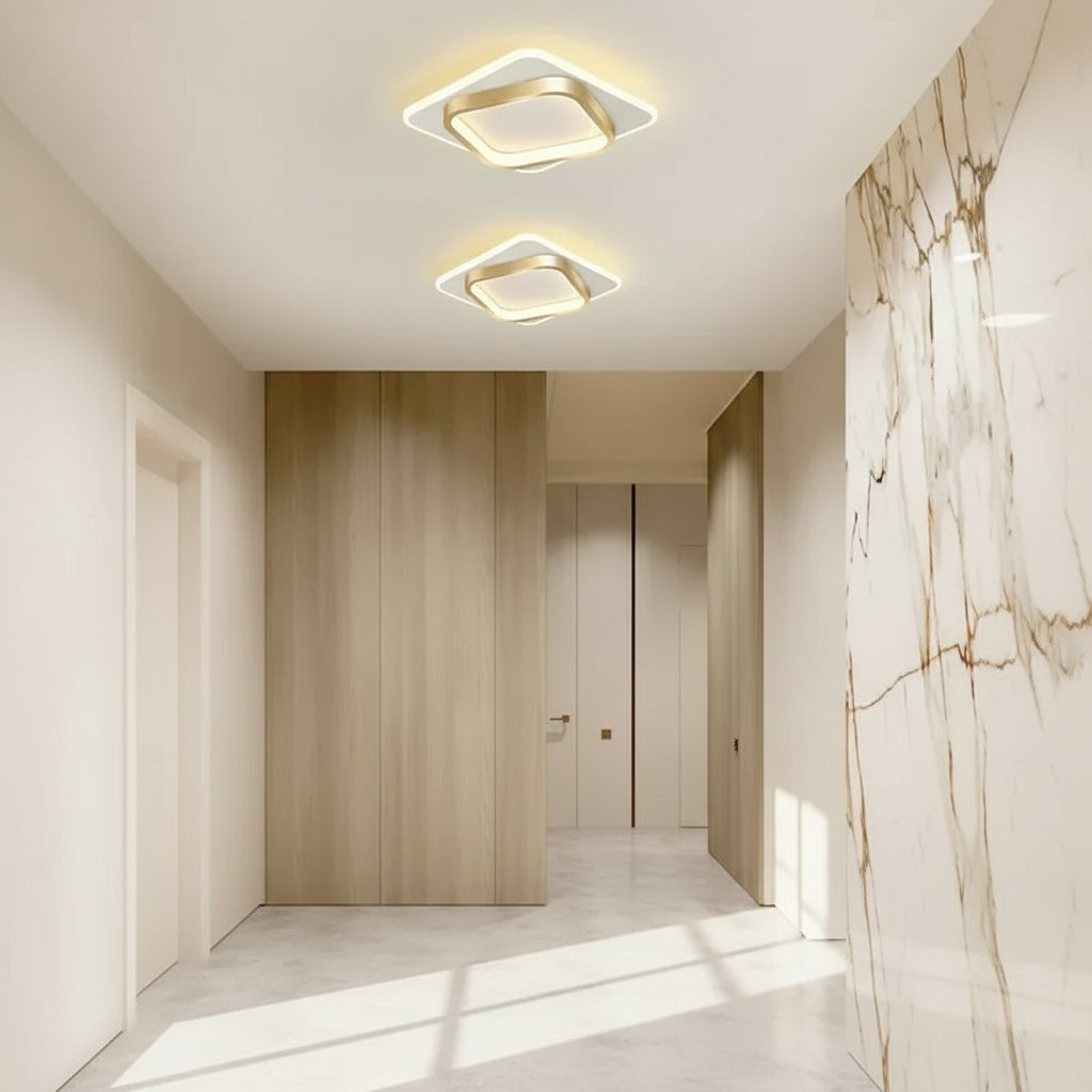 Plafonnier carre LED minimaliste pour petite piece.