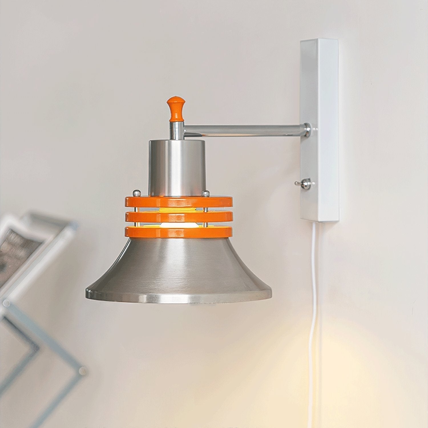 Applique Murale Minimaliste Chrome & Orange Mid-Century