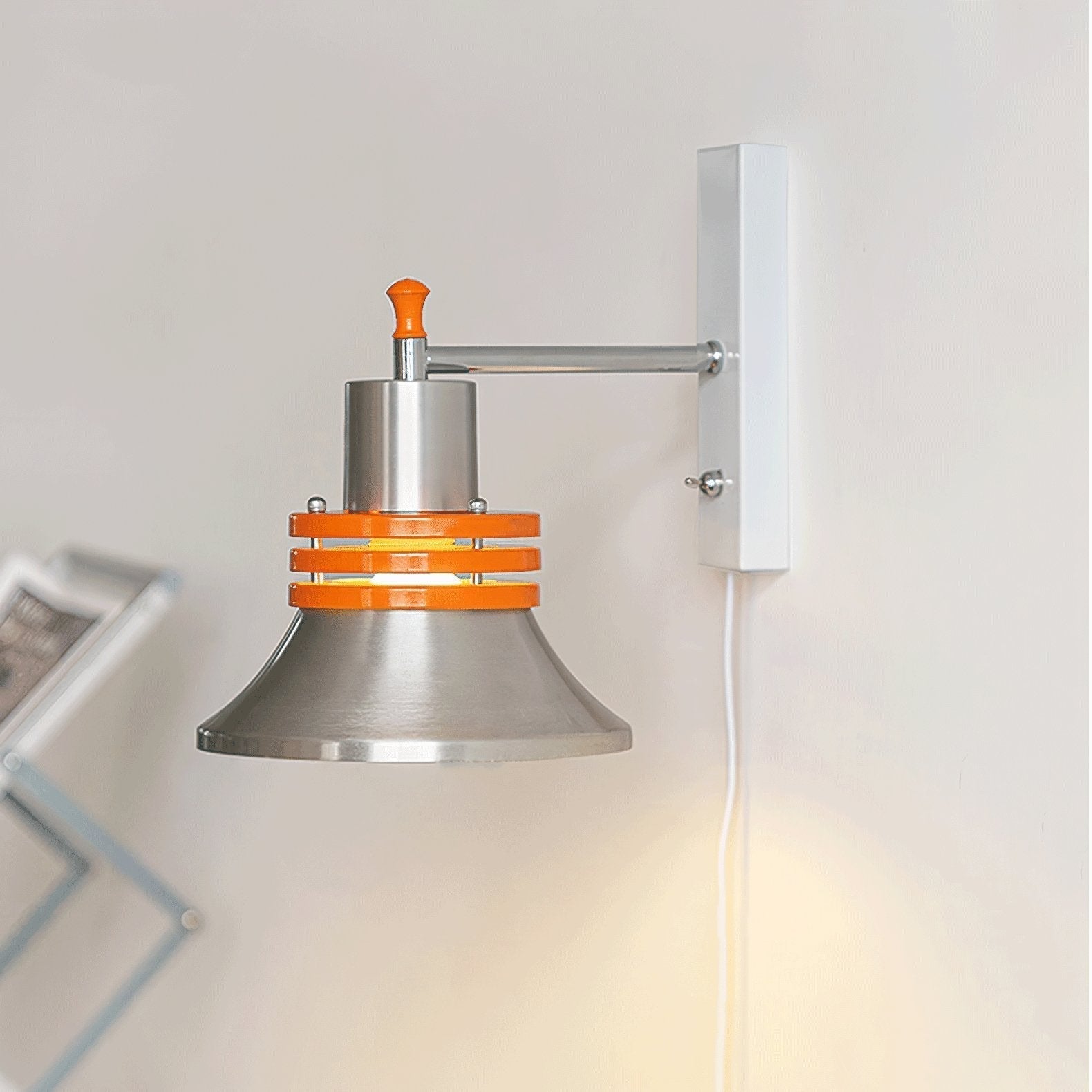 Applique Murale Minimaliste Chrome & Orange Mid-Century
