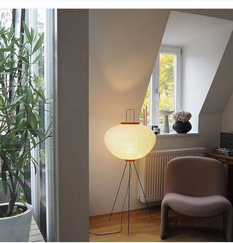 Pied fin en metal noir assurant stabilite et elegance visuelle