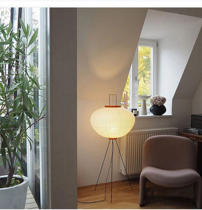 Pied fin en metal noir assurant stabilite et elegance visuelle