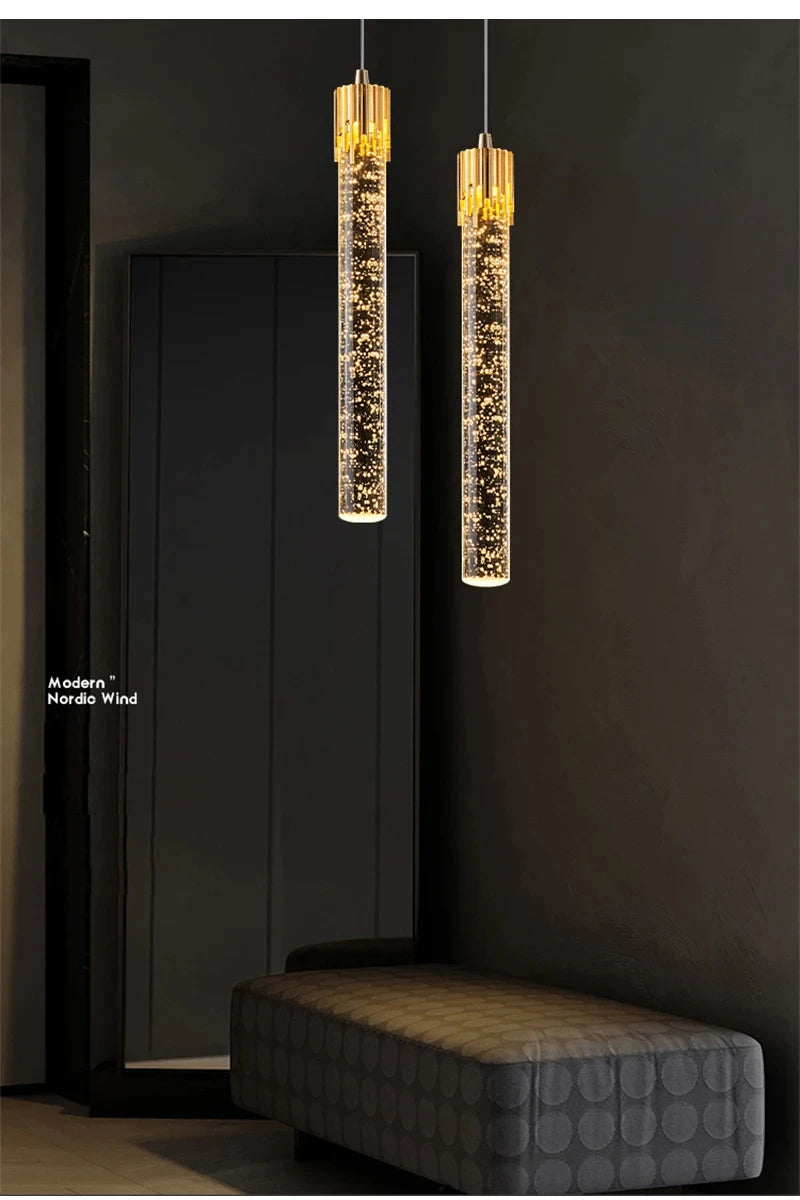 Suspension LED dorée parfaite au-dessus d’un îlot de cuisine.