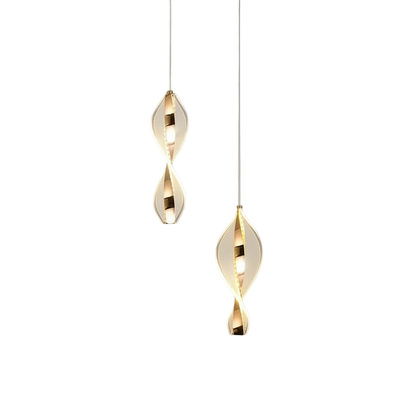 Suspension LED dorée avec diffuseur torsadé en acrylique lumineux.