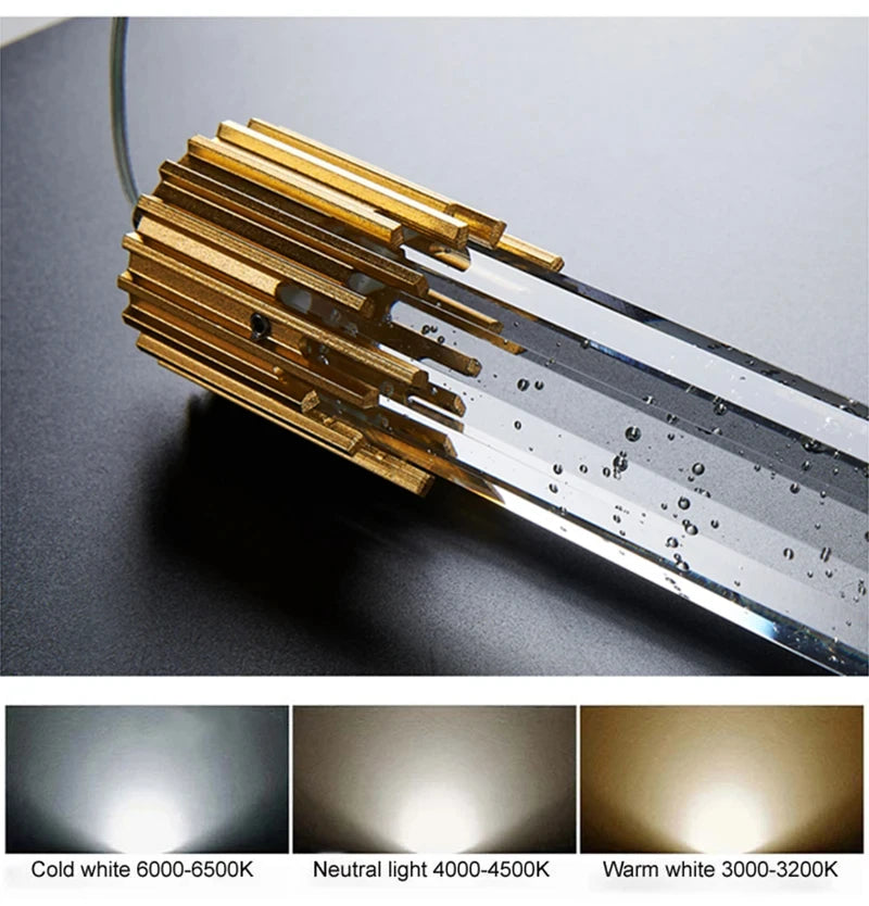 Suspension allongée en cristal transparent créant un effet lumineux raffiné.