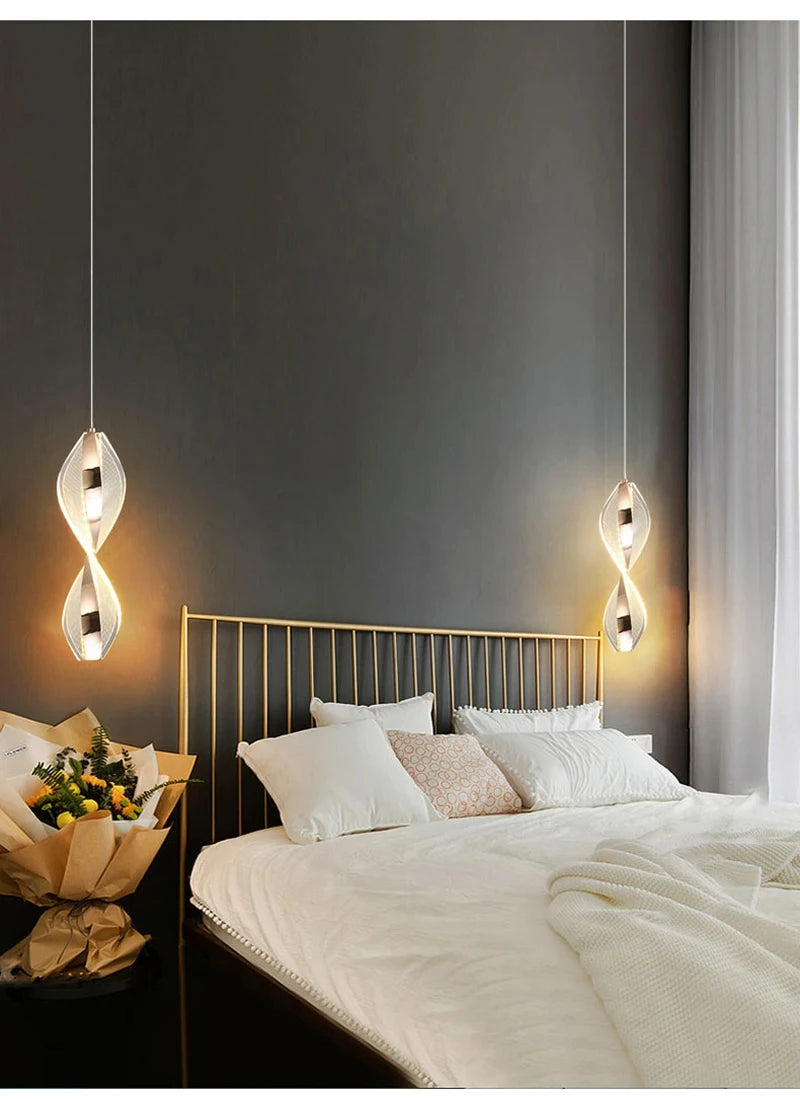 Suspension decorative torsade creant un eclairage chaleureux et elegant.