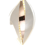 Suspension geometrique en acrylique dore diffusant une lumiere douce.