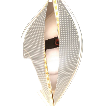 Suspension geometrique en acrylique dore diffusant une lumiere douce.