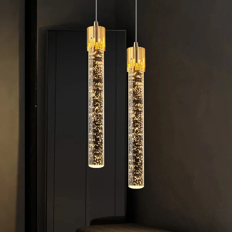 Luminaire suspendu moderne en cristal doré pour intérieur élégant.
