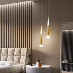 Suspension conique doree diffuse une lumiere douce.