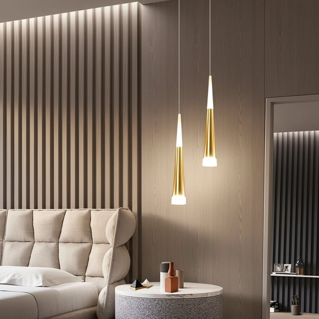 Suspension conique doree diffuse une lumiere douce.