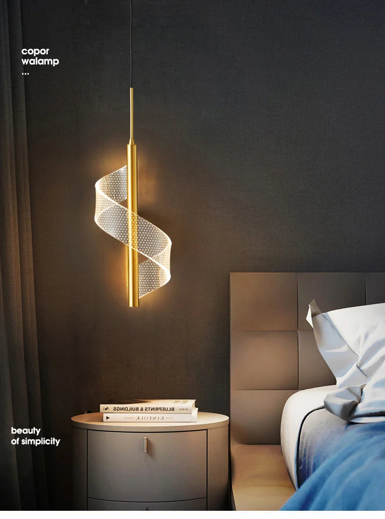 Suspension minimaliste dorée avec effet spiralé lumineux.