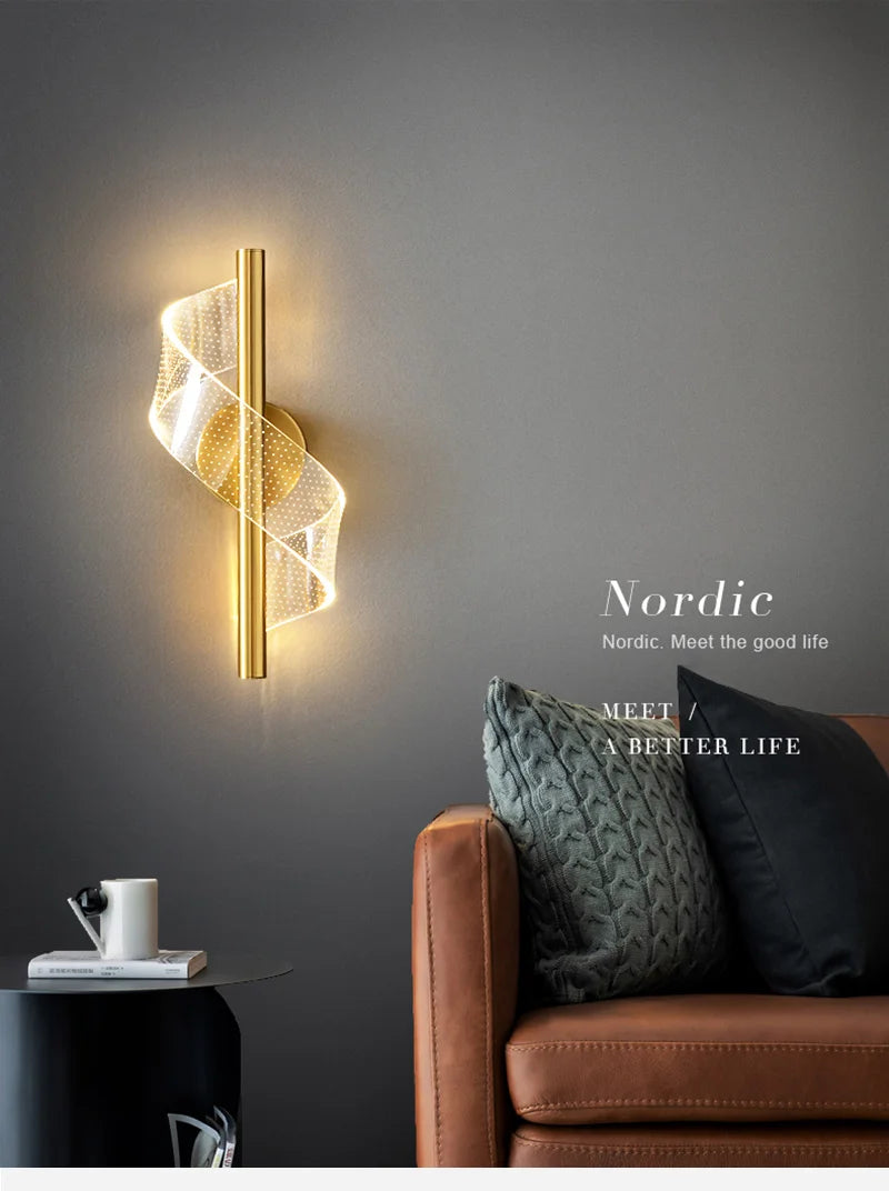 Suspension torsade en acrylique translucide et metal dore.