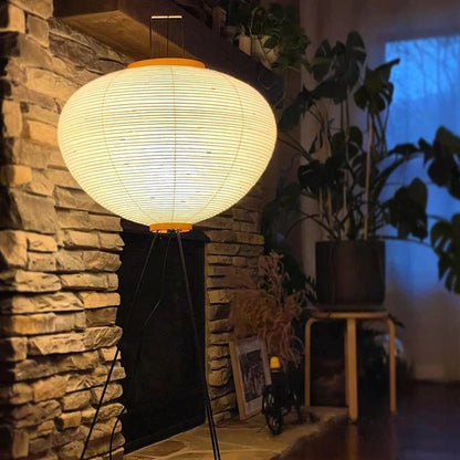 Lampadaire minimaliste allume creant une ambiance chaleureuse dans un interieur