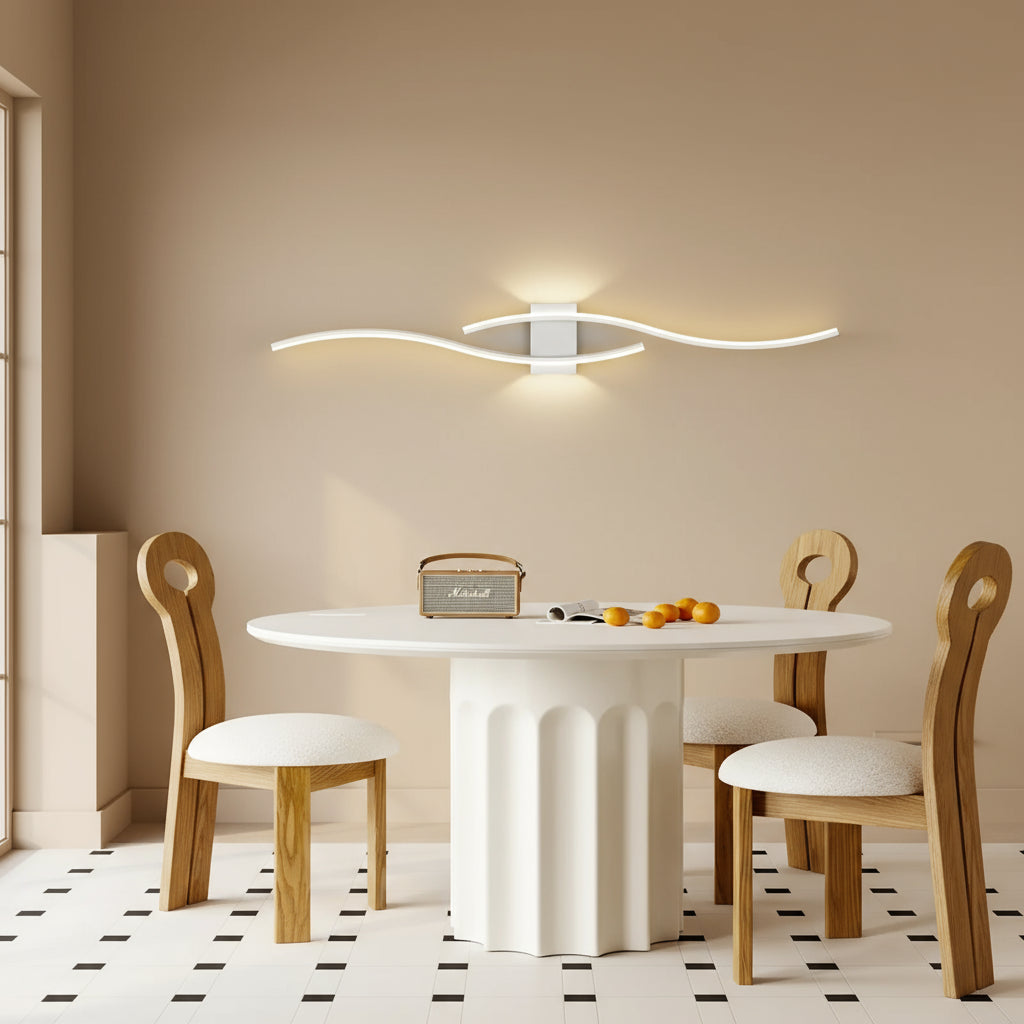 Version blanche de l’applique LED Verano aux courbes lumineuses minimalistes.