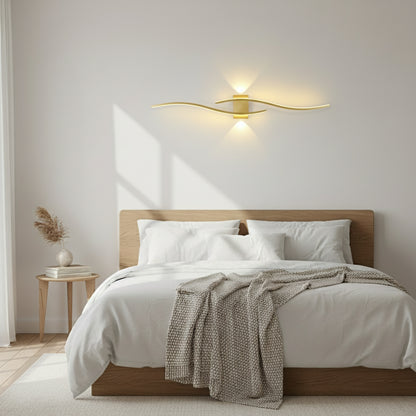 Détail des courbes lumineuses LED de l’applique Verano en aluminium.