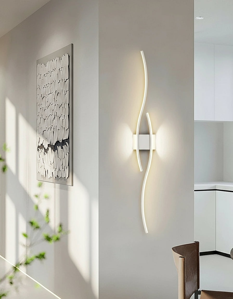 Ensemble de deux appliques Verano installées sur un mur contemporain.