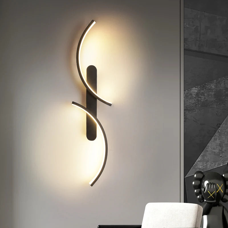 Détail de la courbe lumineuse LED de l’applique moderne.