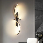 Détail de la courbe lumineuse LED de l’applique moderne.