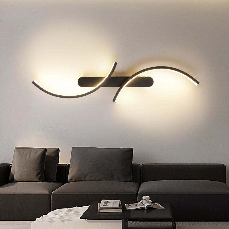 Applique murale LED moderne au design courbé vue de face.
