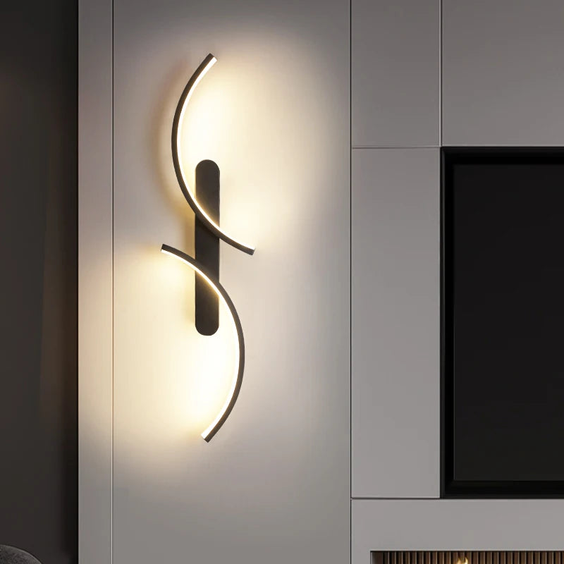 Vue latérale de l’applique LED moderne au design courbé.
