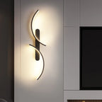 Vue latérale de l’applique LED moderne au design courbé.