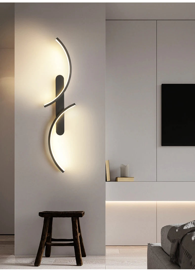 Applique LED design courbé installée sur un mur TV moderne.