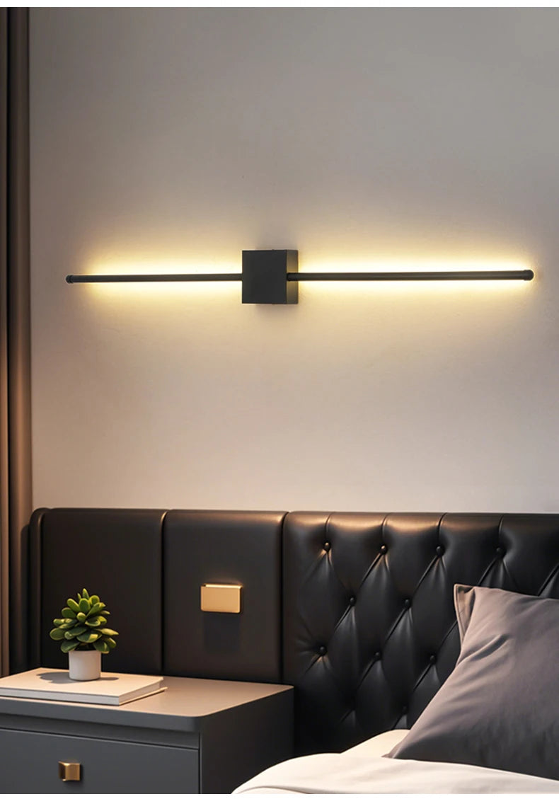 Applique murale LED linéaire noire éclairant un couloir contemporain.