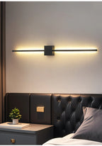 Applique murale LED linéaire noire éclairant un couloir contemporain.