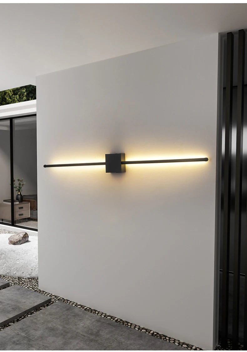 Applique LED linéaire noire installée dans un salon moderne.