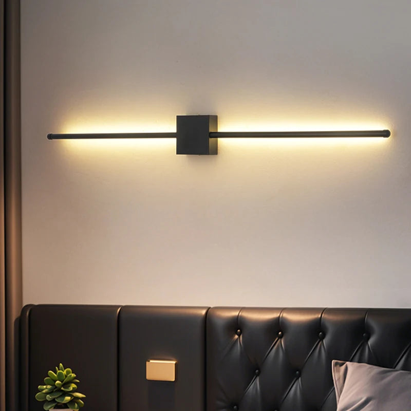 Vue de profil d’une applique murale LED linéaire moderne.