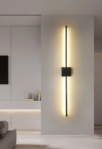 Applique LED moderne diffusant une lumière vers le haut dans un style minimaliste.