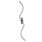 Applique murale LED longue ondulée installée sur un mur moderne.