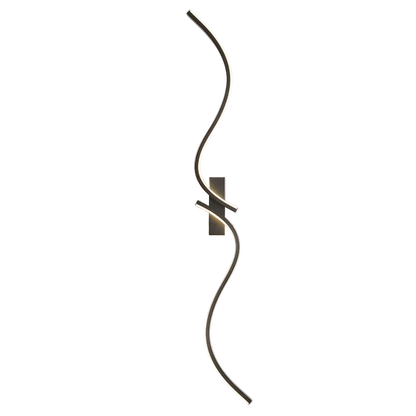 Applique murale LED longue ondulée installée sur un mur moderne.