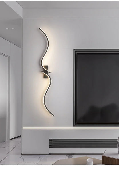 Applique murale LED longue éclairant un couloir moderne.