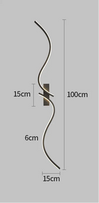 Applique longue ondulée LED diffusant une lumière chaude.
