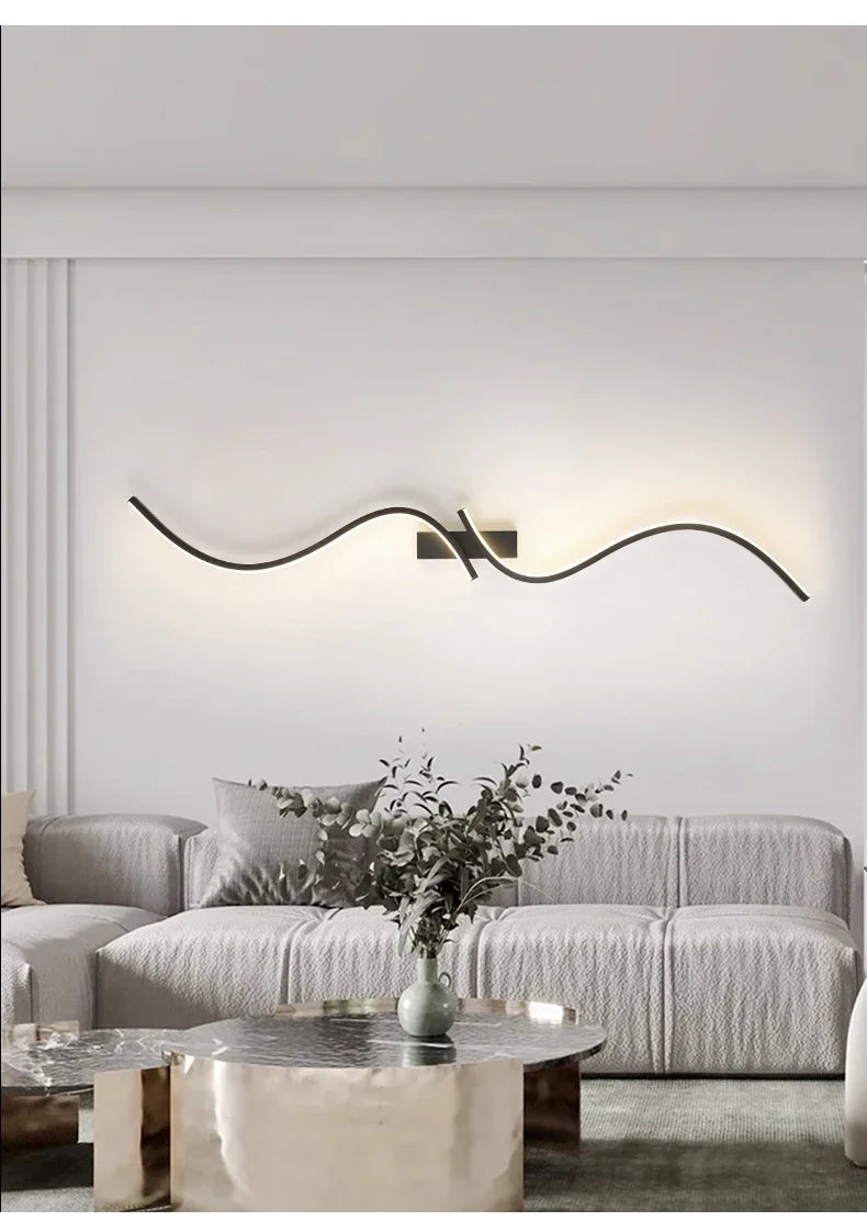 Support mural en métal noir de l’applique LED.