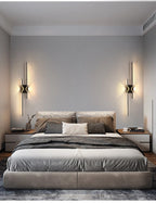Applique LED noire minimaliste installée dans un couloir moderne.