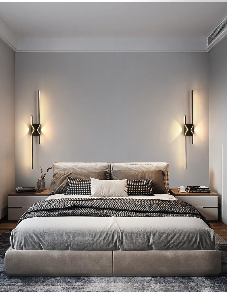 Applique LED noire minimaliste installée dans un couloir moderne.