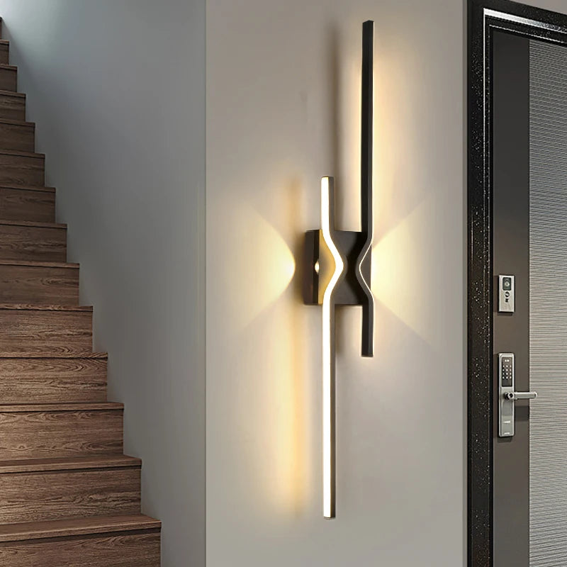 Détail de la ligne lumineuse LED de l’applique murale noire.