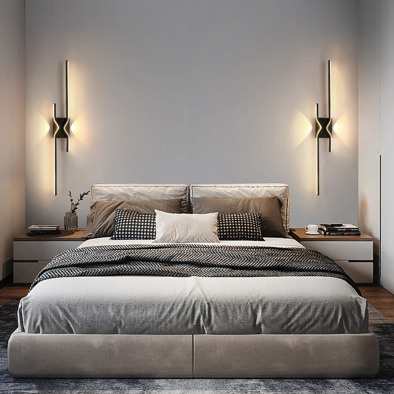 Applique murale LED noire au design moderne vue de face.