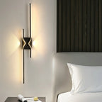 Vue latérale de l’applique murale LED noire au style minimaliste.