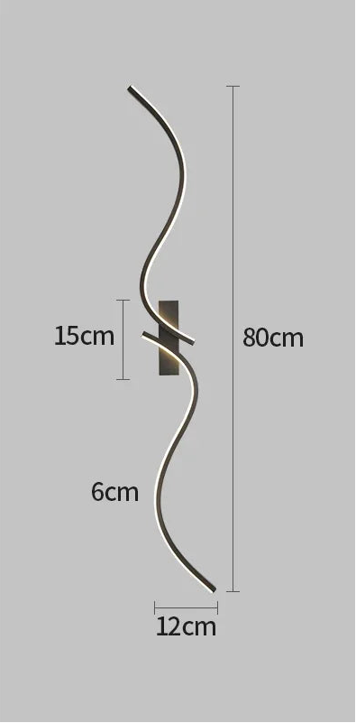 Applique murale LED longue et ondulée en métal noir installée dans un intérieur moderne.