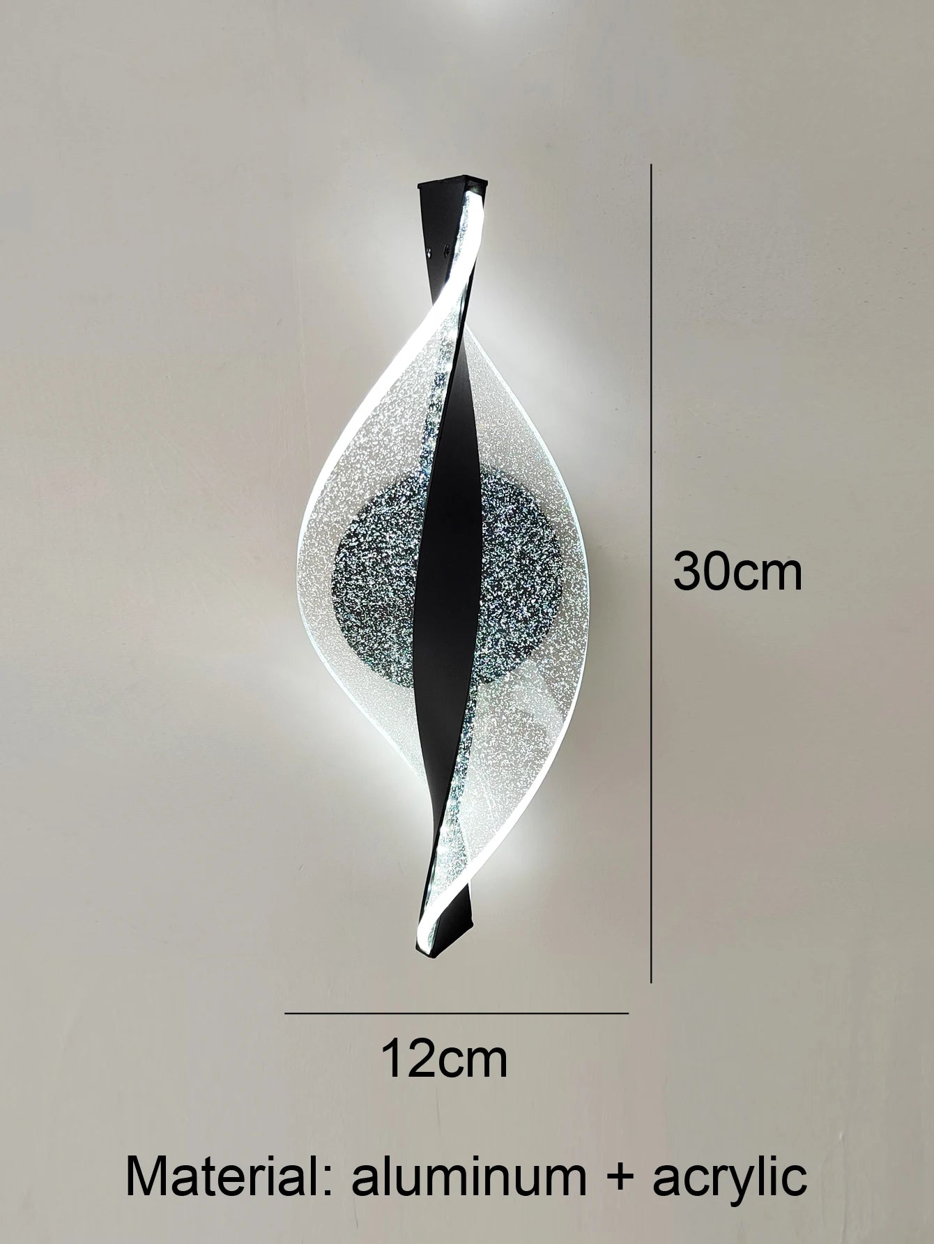 Détail du diffuseur en acrylique premium de l’applique LED torsadée.