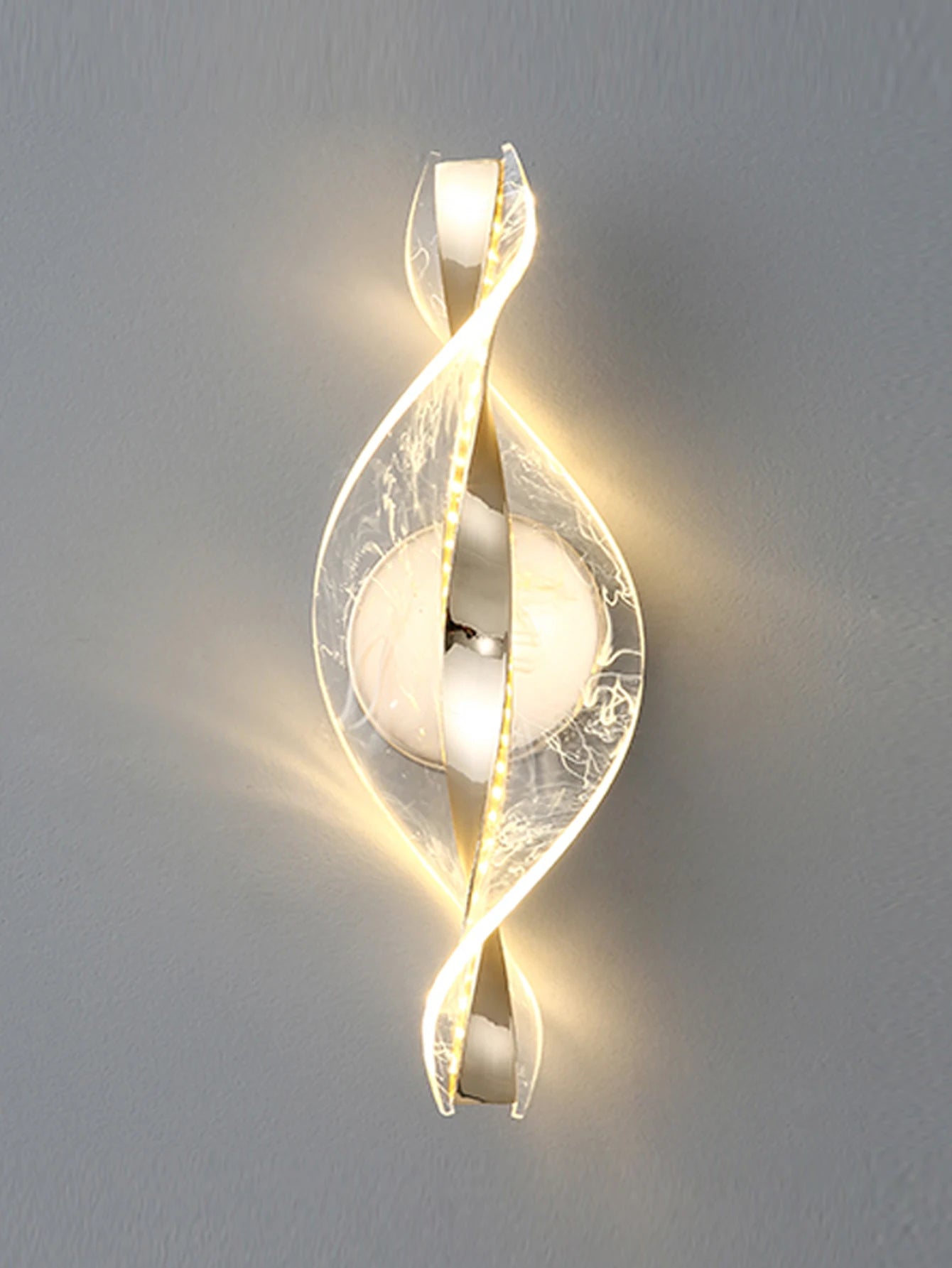 Applique murale torsadée LED utilisée comme éclairage décoratif.