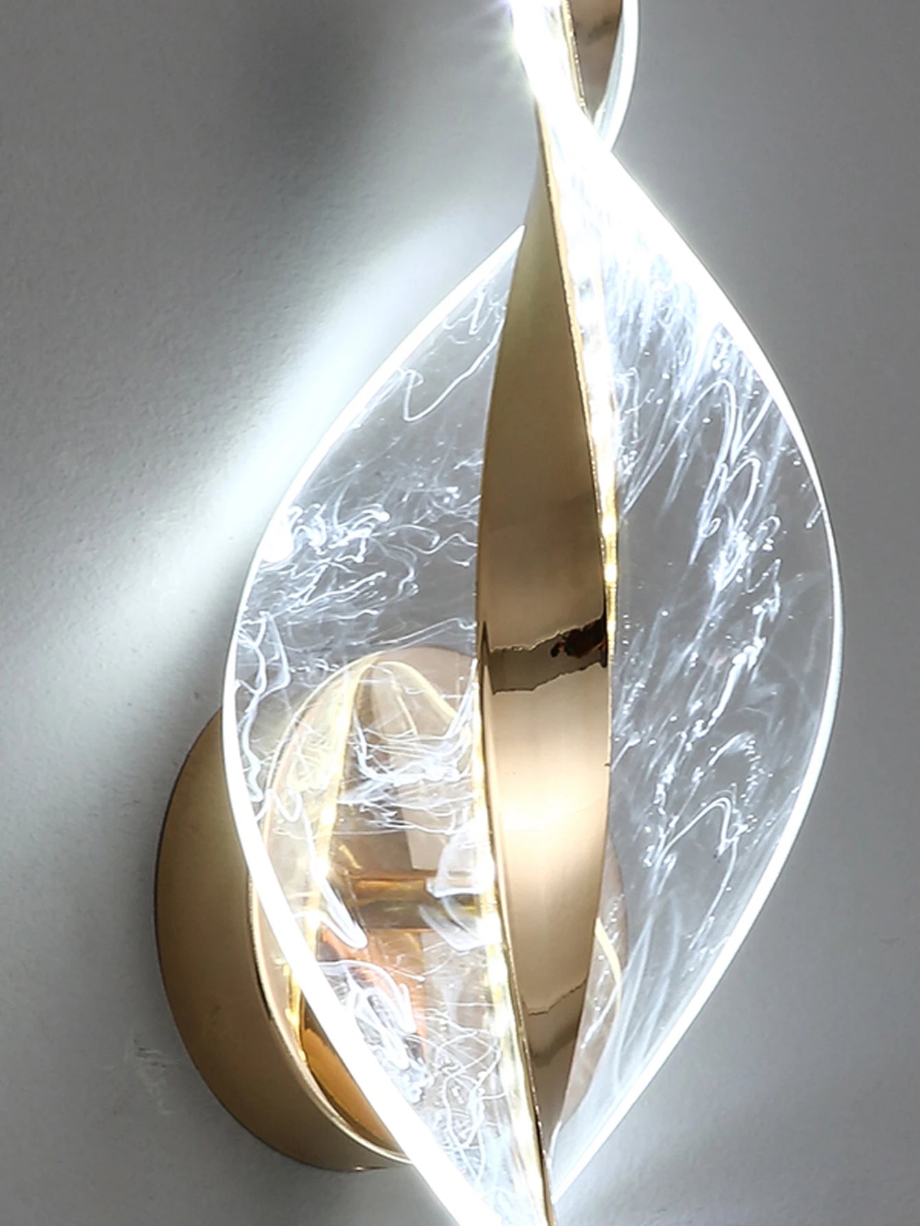 Applique LED avec forme torsadée sculpturale en aluminium.