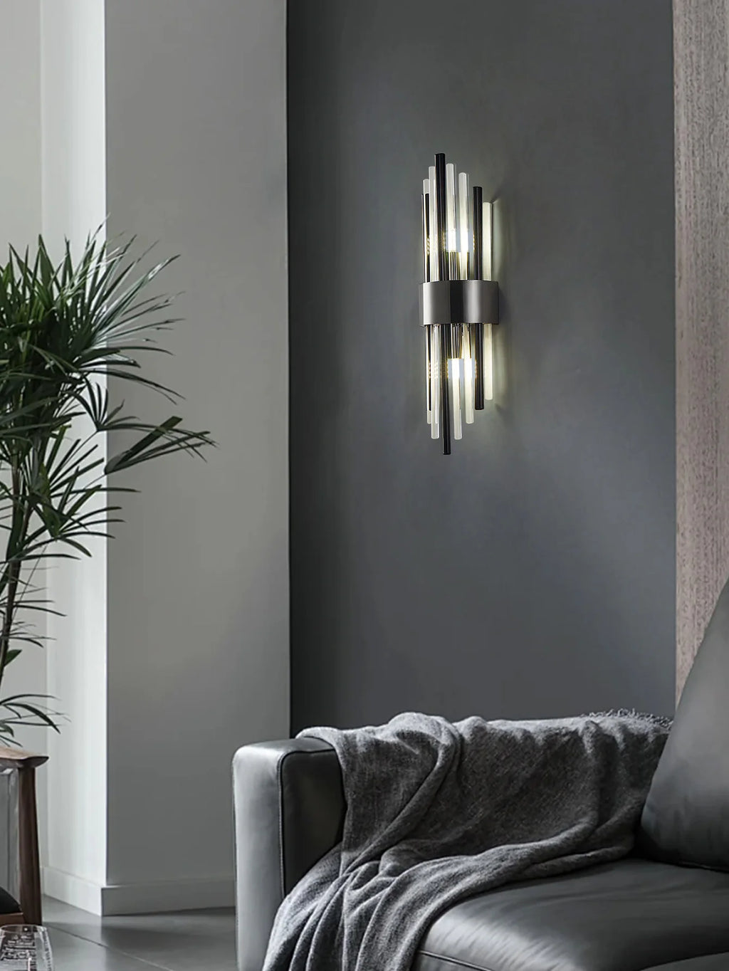 Détail des baguettes en cristal de l’applique murale luxueuse.