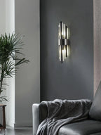 Détail des baguettes en cristal de l’applique murale luxueuse.