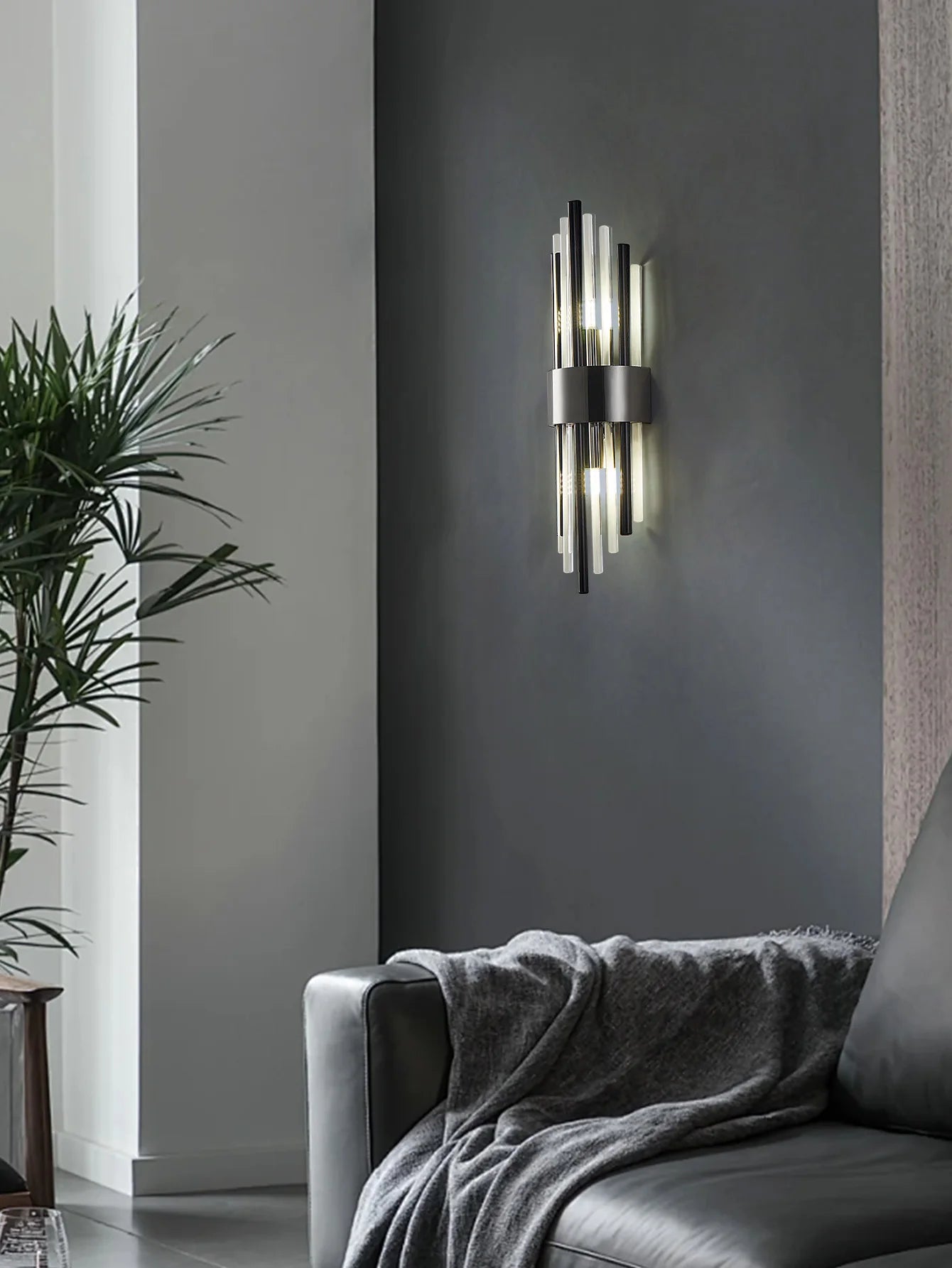 Détail des baguettes en cristal de l’applique murale luxueuse.